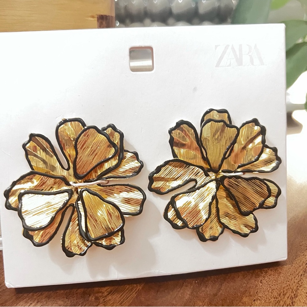 ZARA TEXTURED FLOWER EARRINGS NWT - Picture 5 of 5